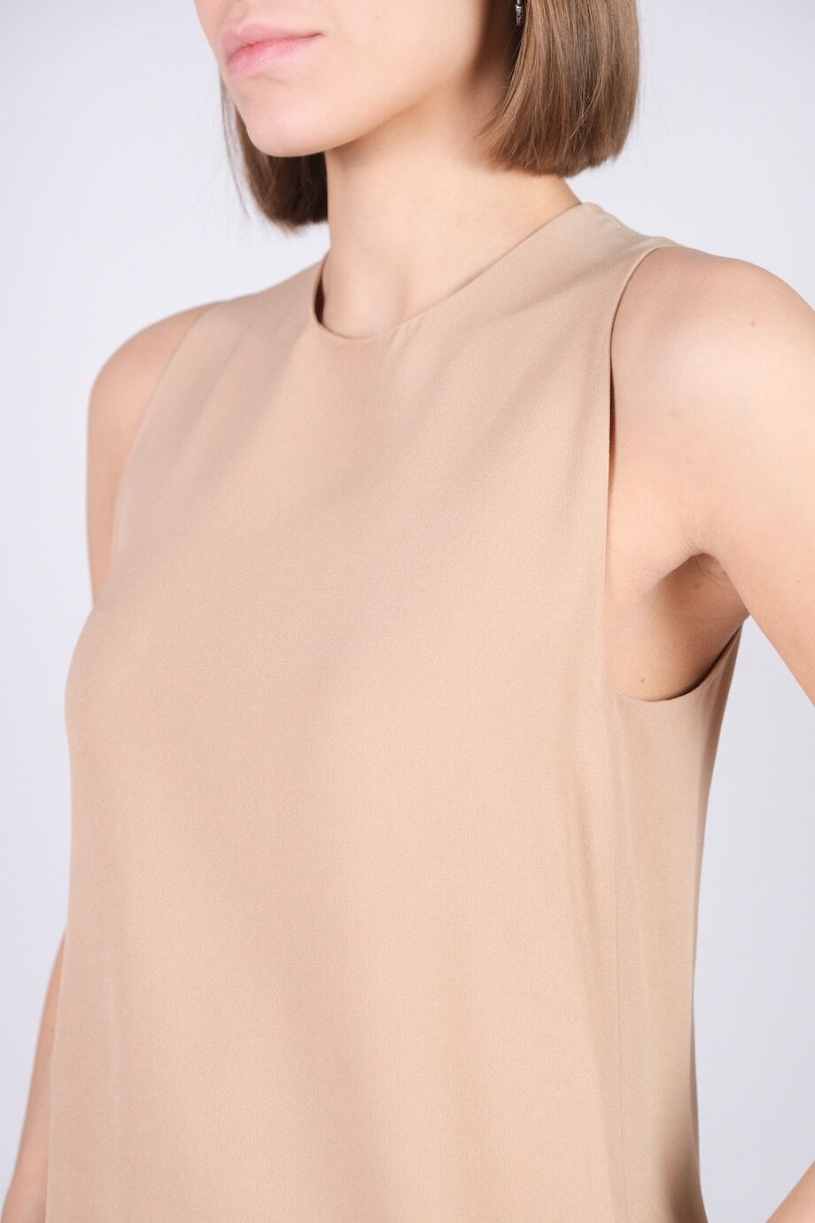 image 4 Платье бежевого цвета без рукавов с металлическим декором