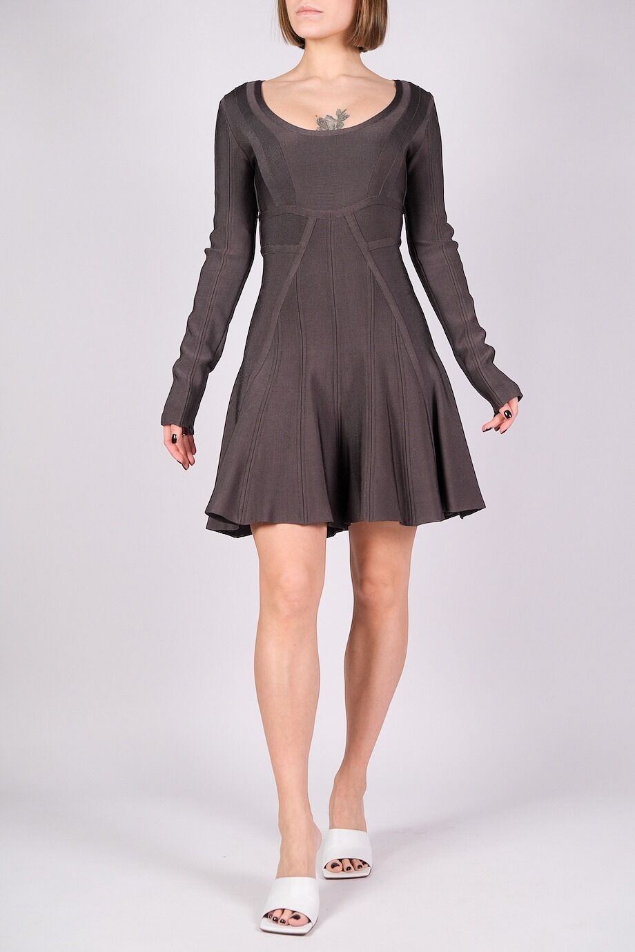 image 1 Бандажное платье серого цвета с длинным рукавом
