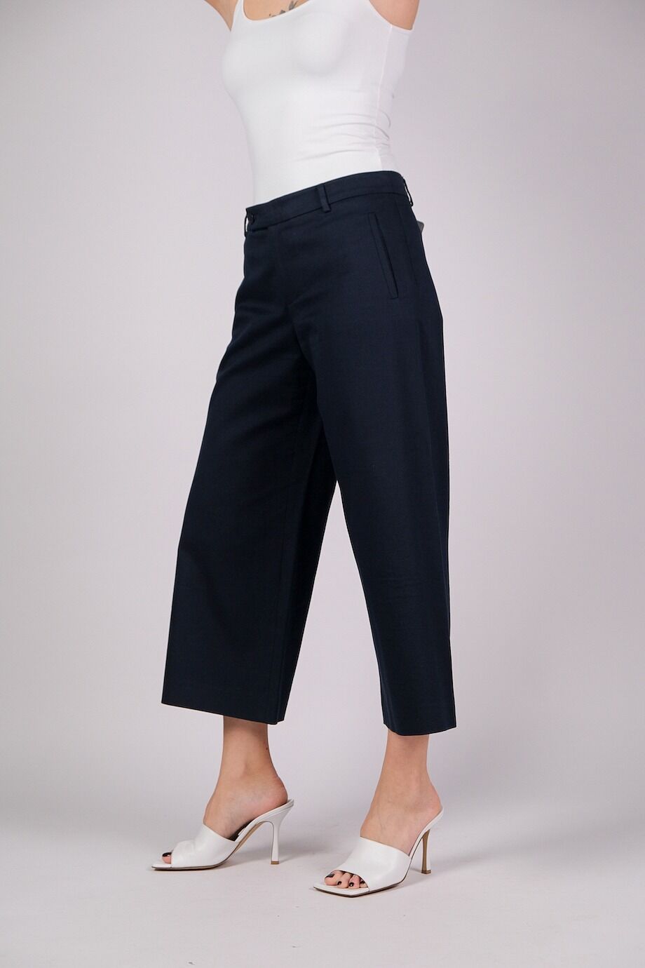 image 3 Укороченные брюки синего цвета широкого кроя