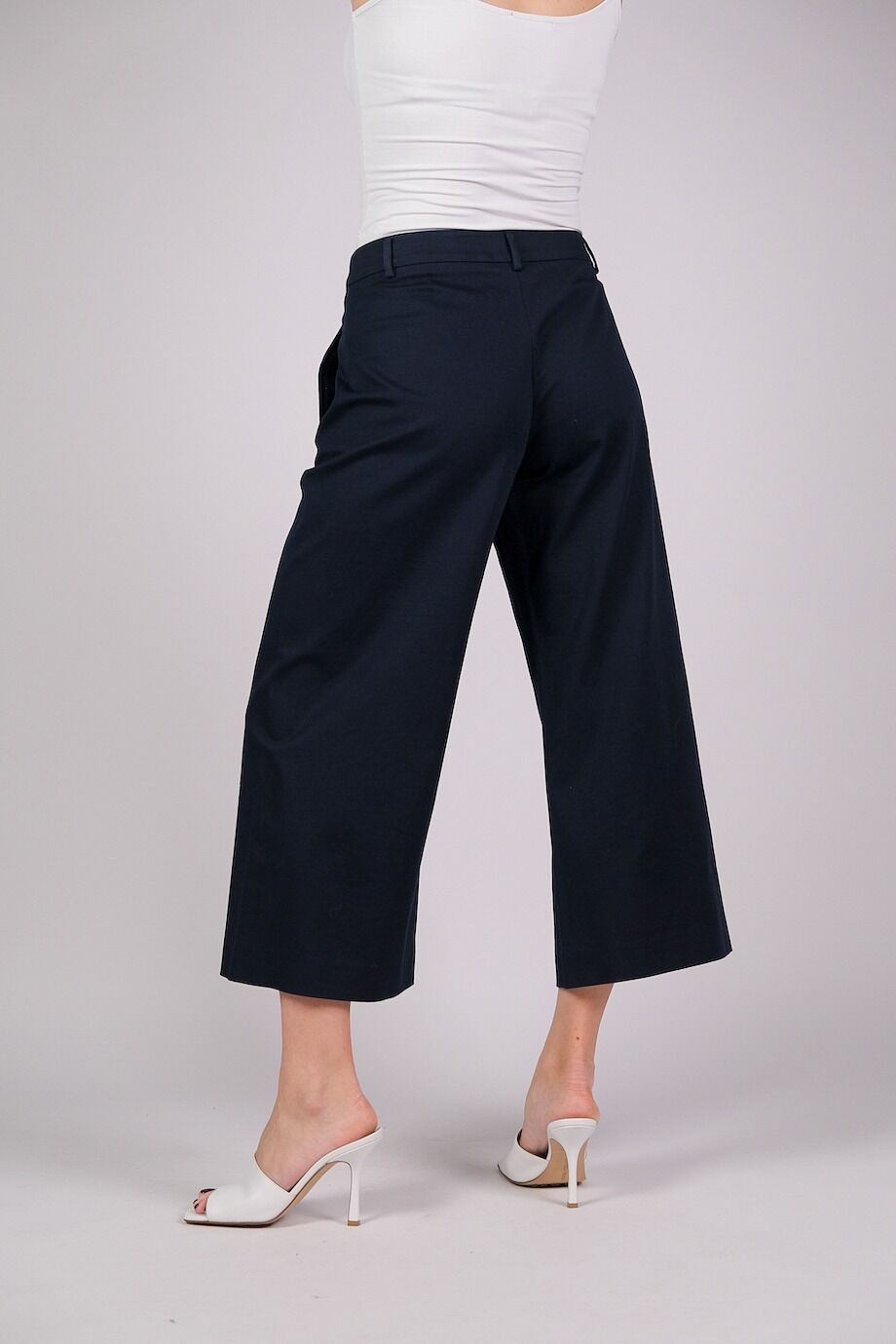 image 4 Укороченные брюки синего цвета широкого кроя