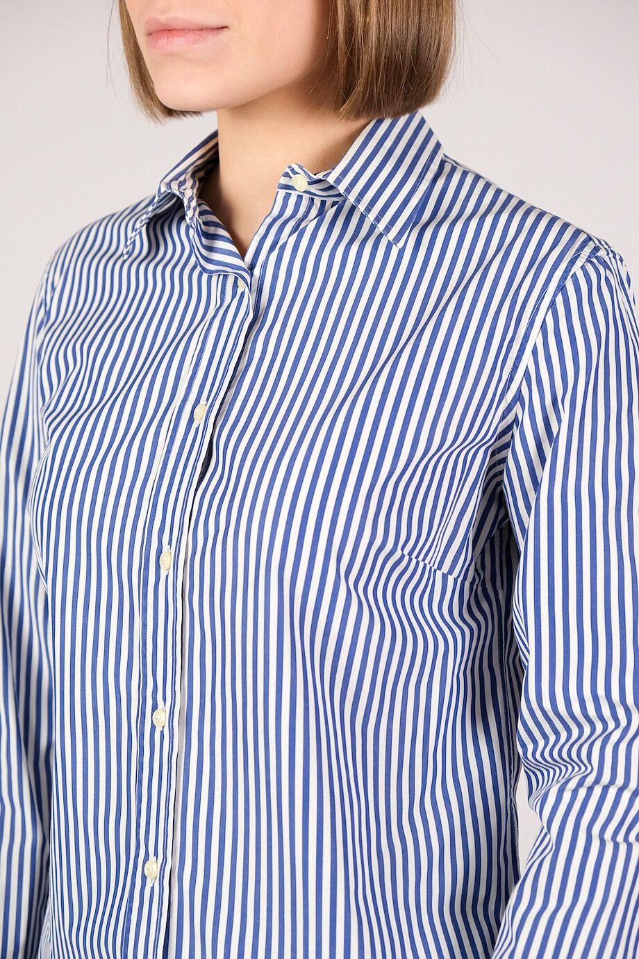 image 4 Рубашка белого цвета в темно-синюю полоску