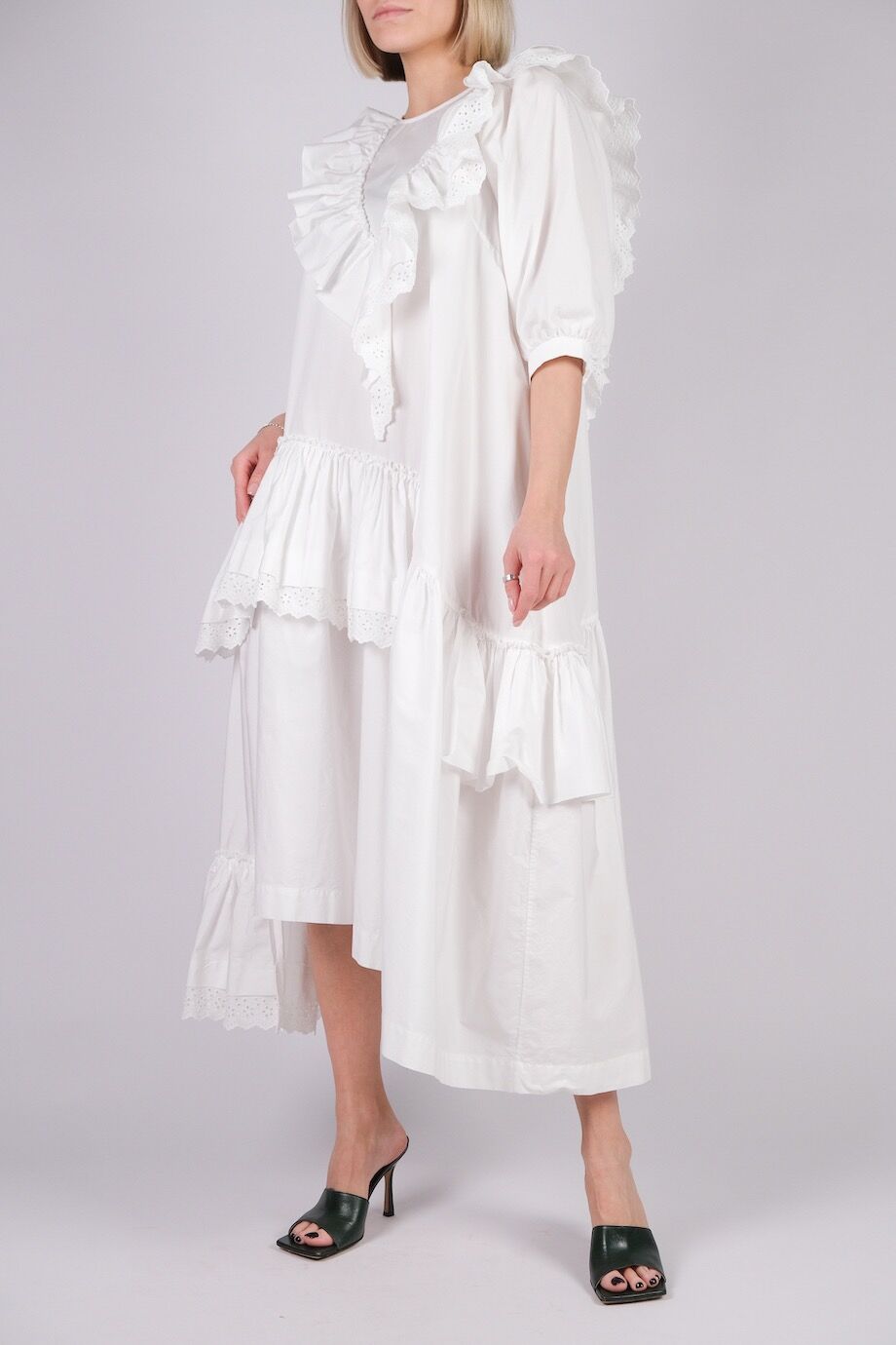 image 2 Платье белого цвета с оборками