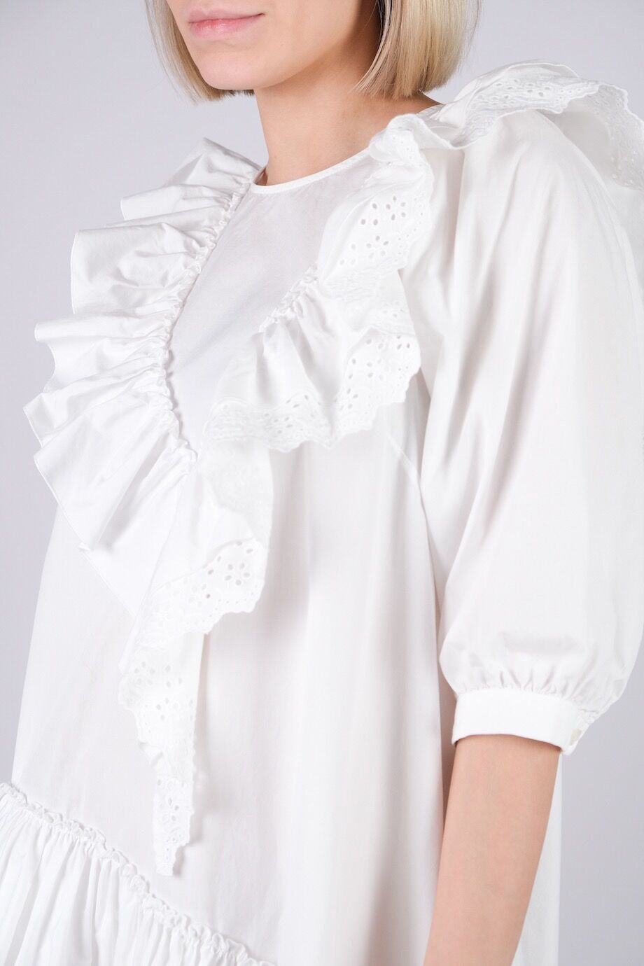 image 4 Платье белого цвета с оборками