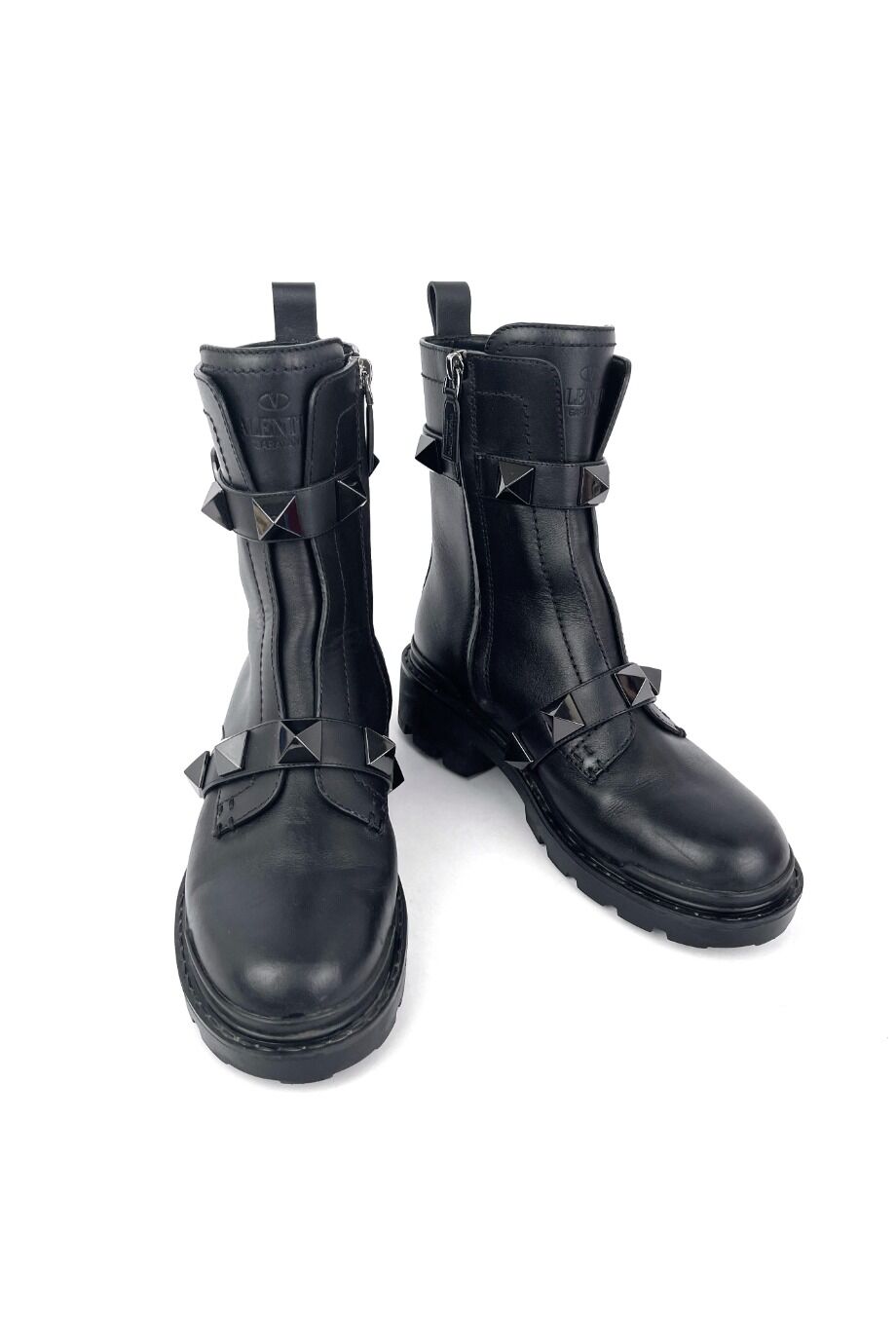 image 2 Ботинки чёрного цвета с объемными шипами на ремешках