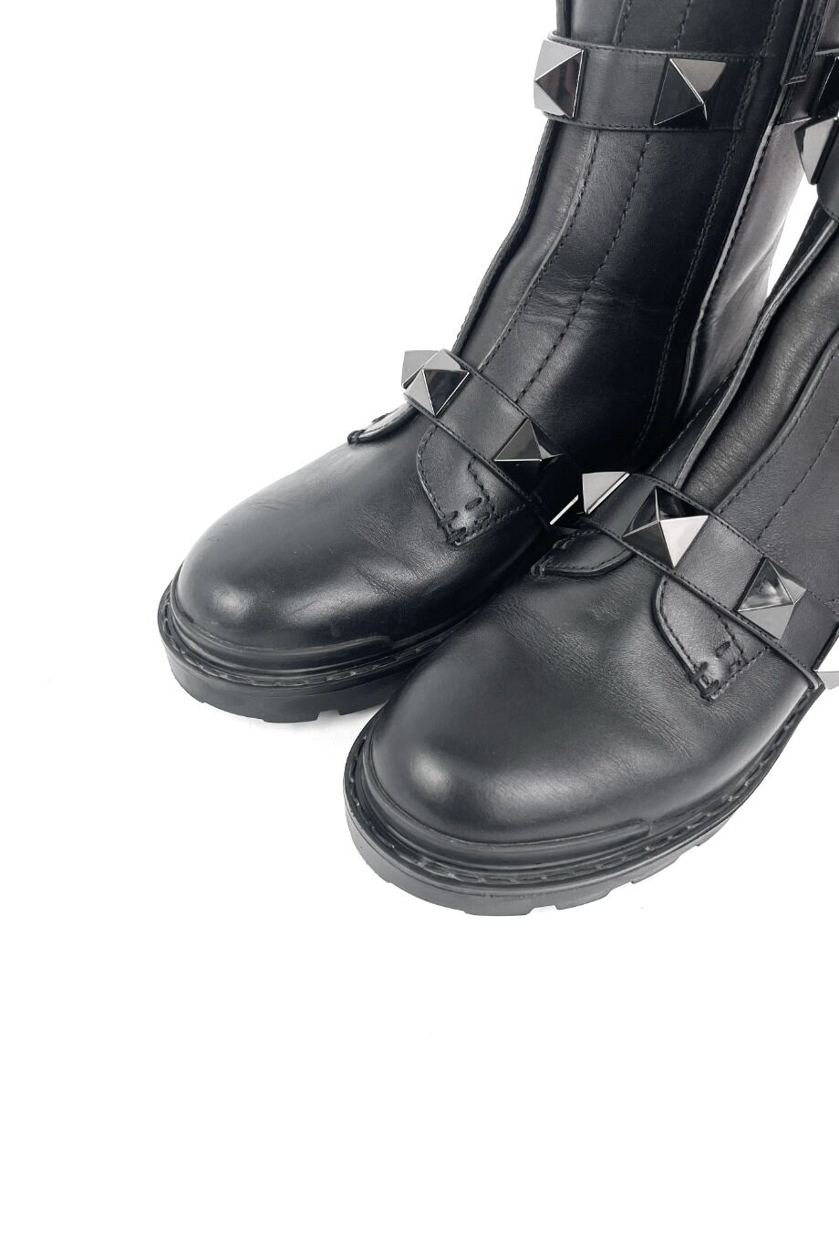 image 3 Ботинки чёрного цвета с объемными шипами на ремешках