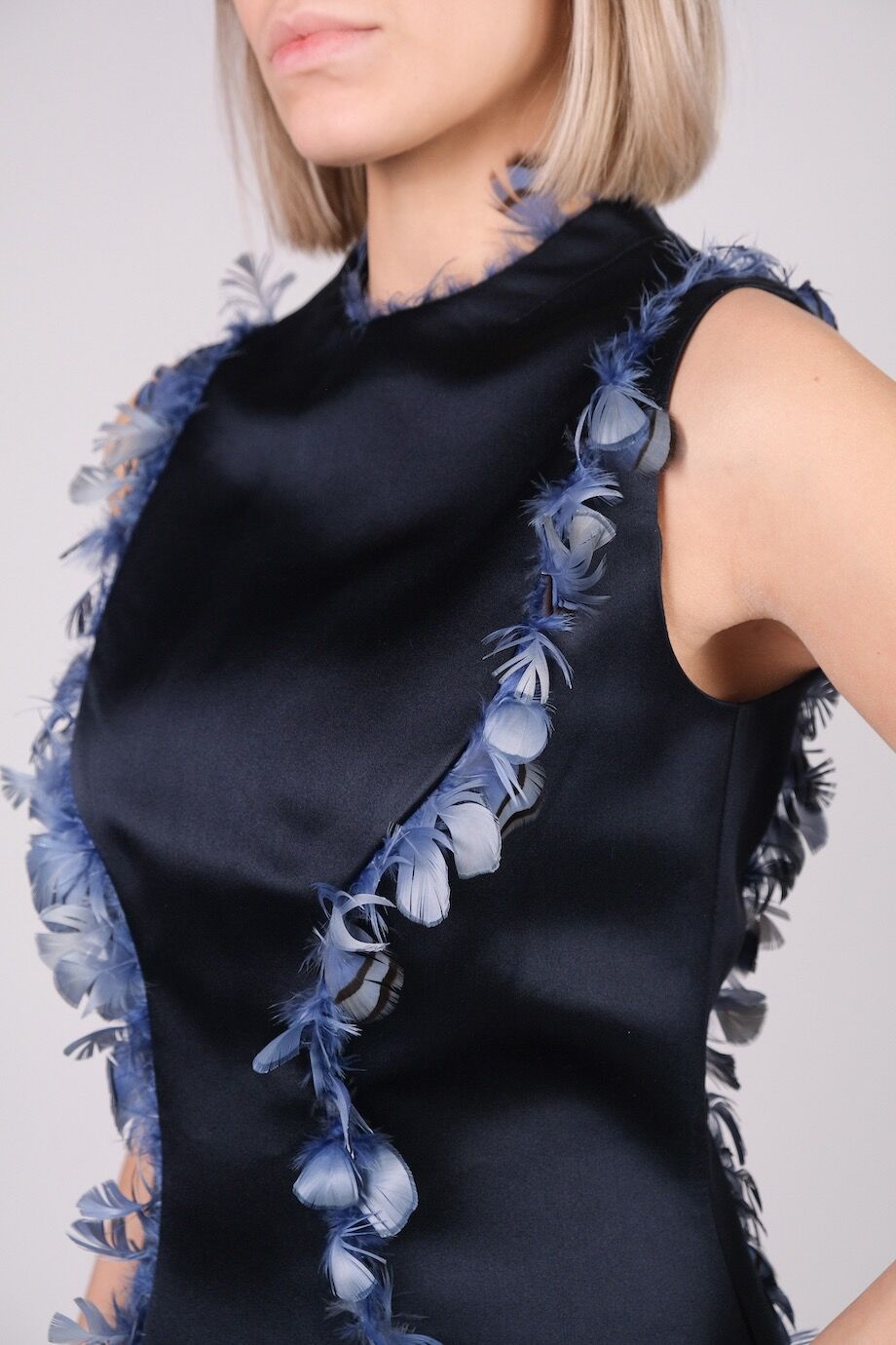 image 4 Шелковое платье синего цвета декорированное перьями