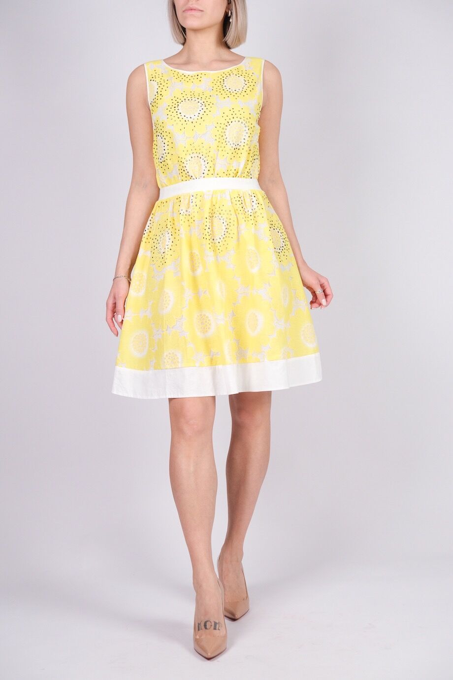 image 1 Платье без рукавов с желтыми цветами