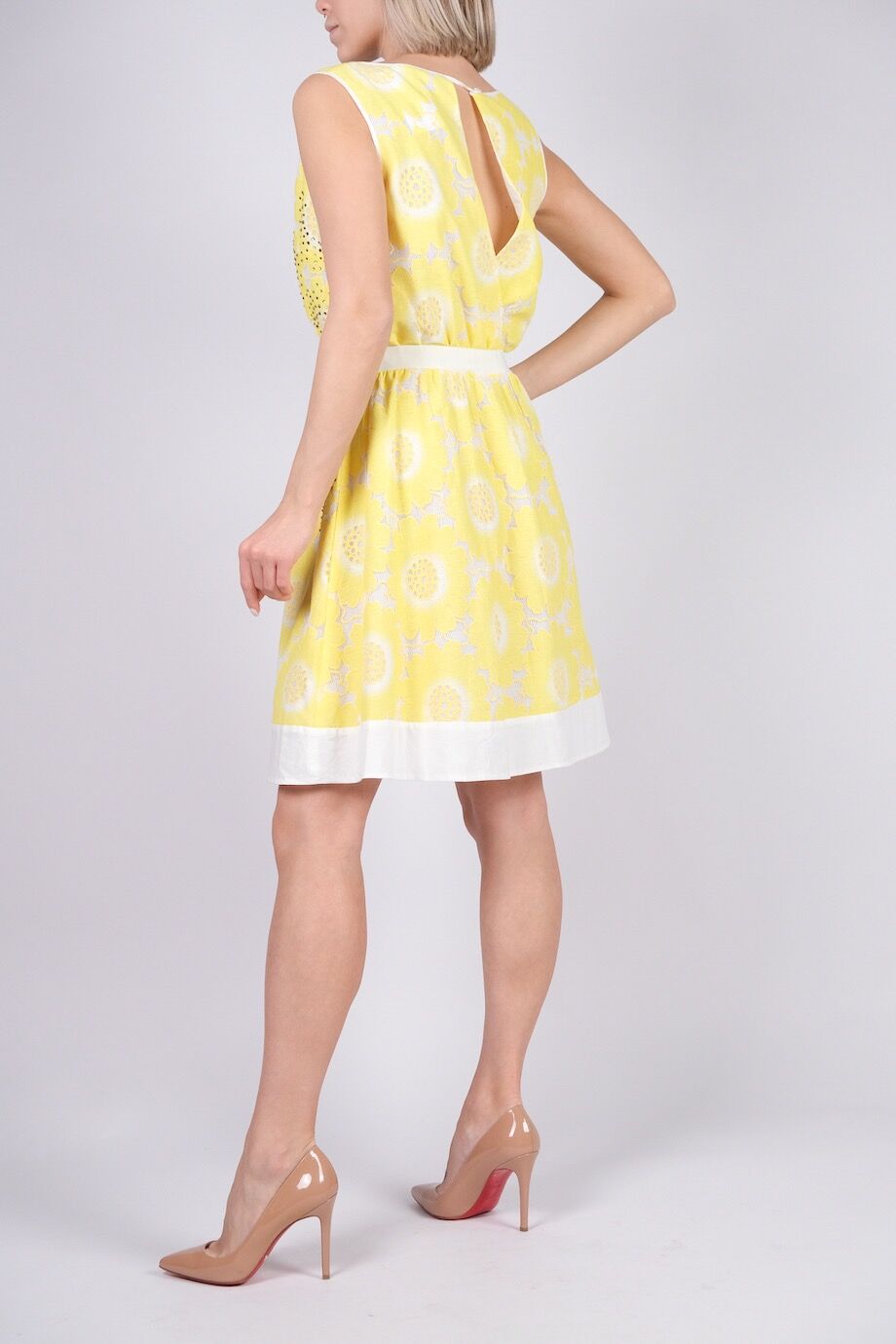 image 3 Платье без рукавов с желтыми цветами