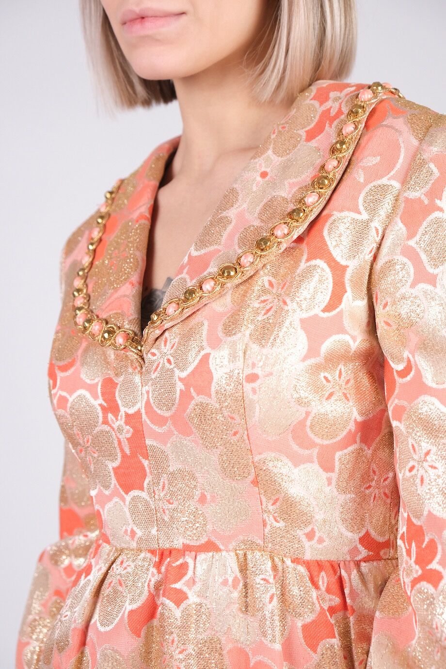 image 4 Платье персикового цвета с декором из камней