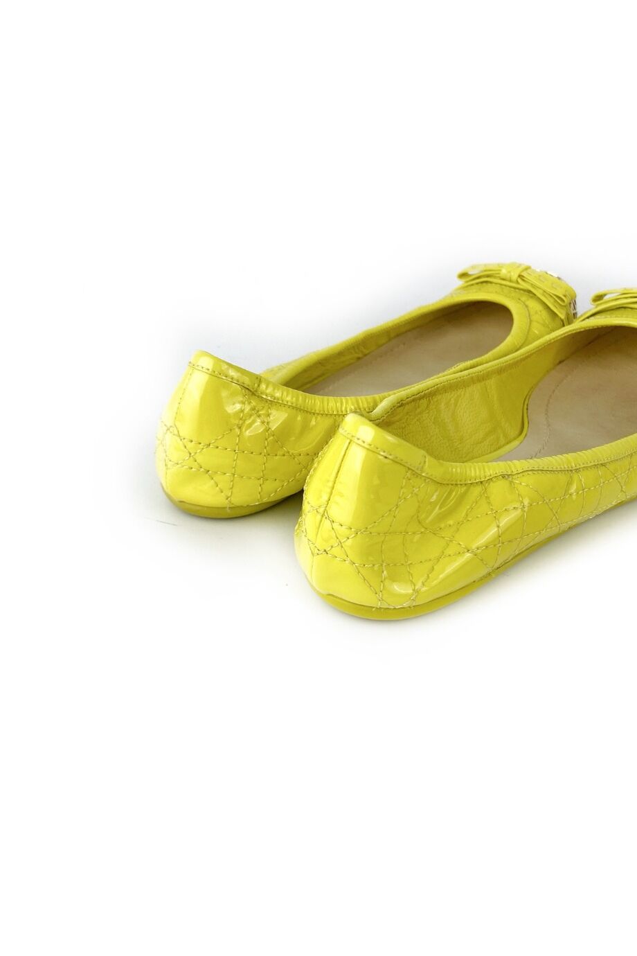 image 4 Лаковые балетки желтого цвета с металлическим декором