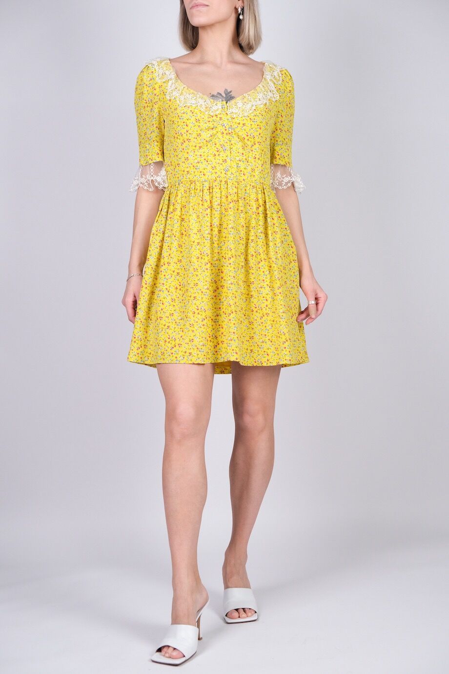 image 1 Шелковое платье желтого цвета с кружевом и цветочным принтом