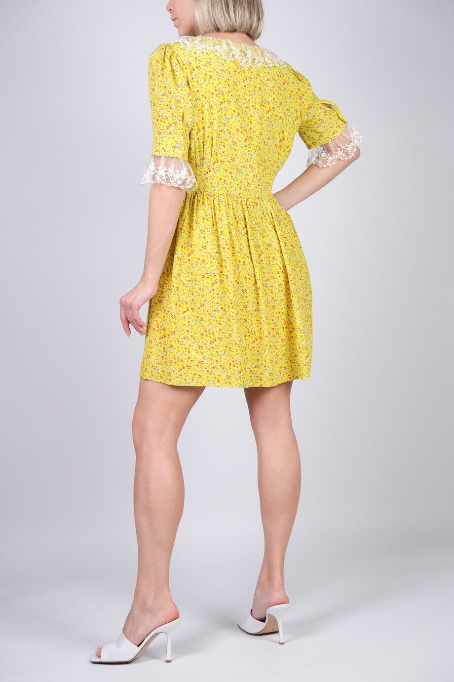 image 3 Шелковое платье желтого цвета с кружевом и цветочным принтом