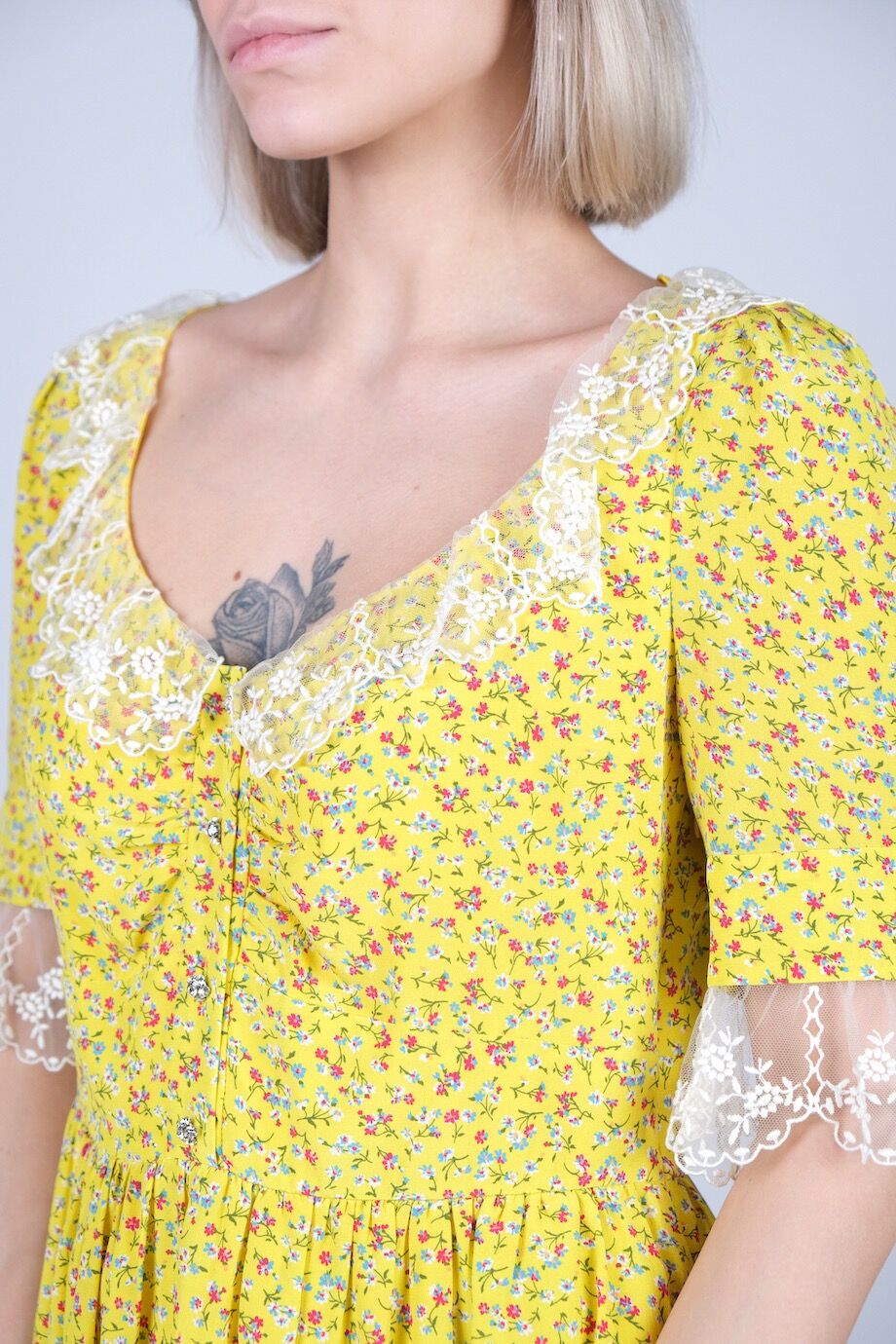 image 4 Шелковое платье желтого цвета с кружевом и цветочным принтом