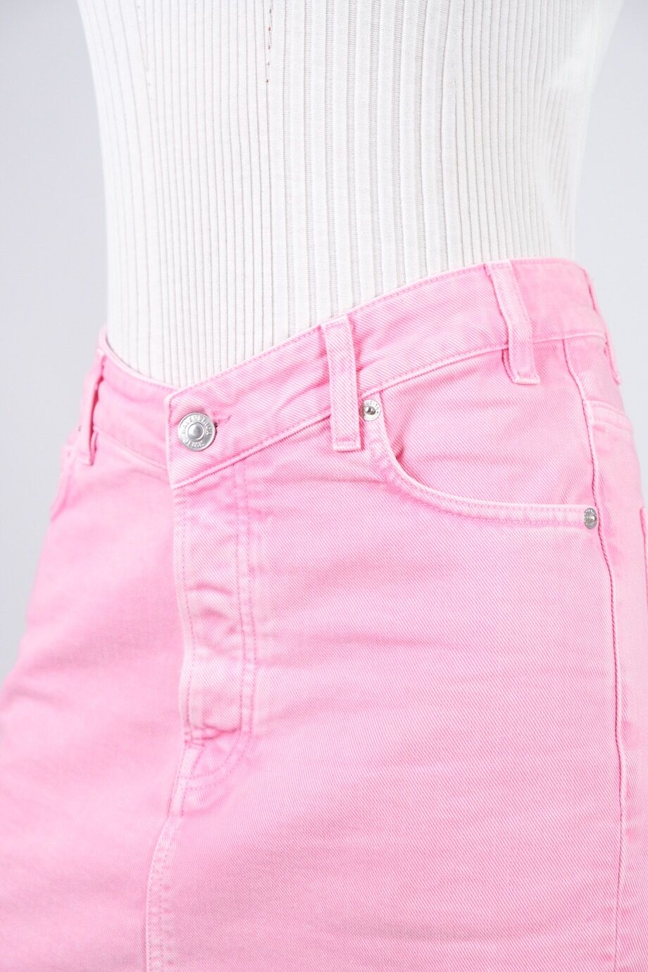 image 6 Джинсовая юбка розового цвета