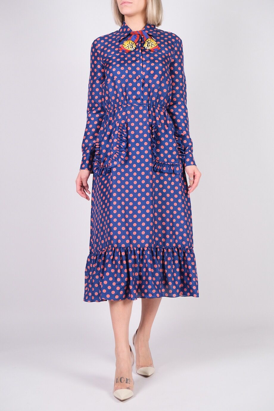 image 1 Шелковое платье синего цвета с карманами в розовый горох