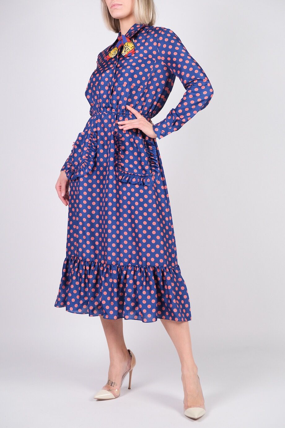 image 2 Шелковое платье синего цвета с карманами в розовый горох