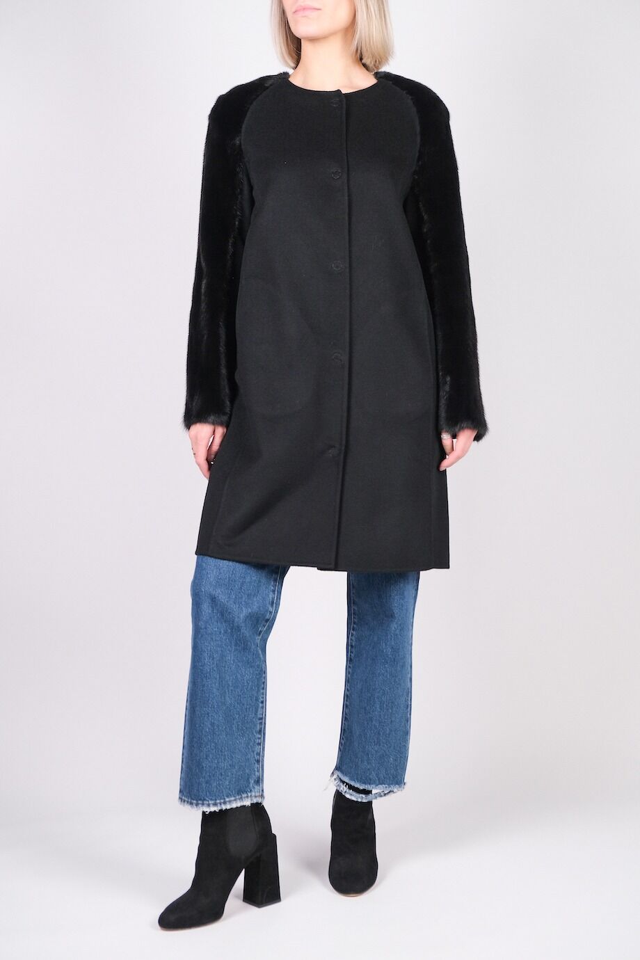 image 1 Пальто черного цвета с меховой отделкой