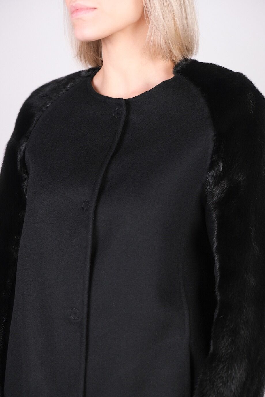 image 4 Пальто черного цвета с меховой отделкой