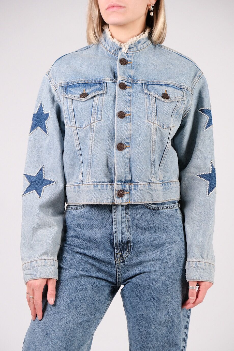 image 1 Джинсовая куртка голубого цвета со звездами на рукавах