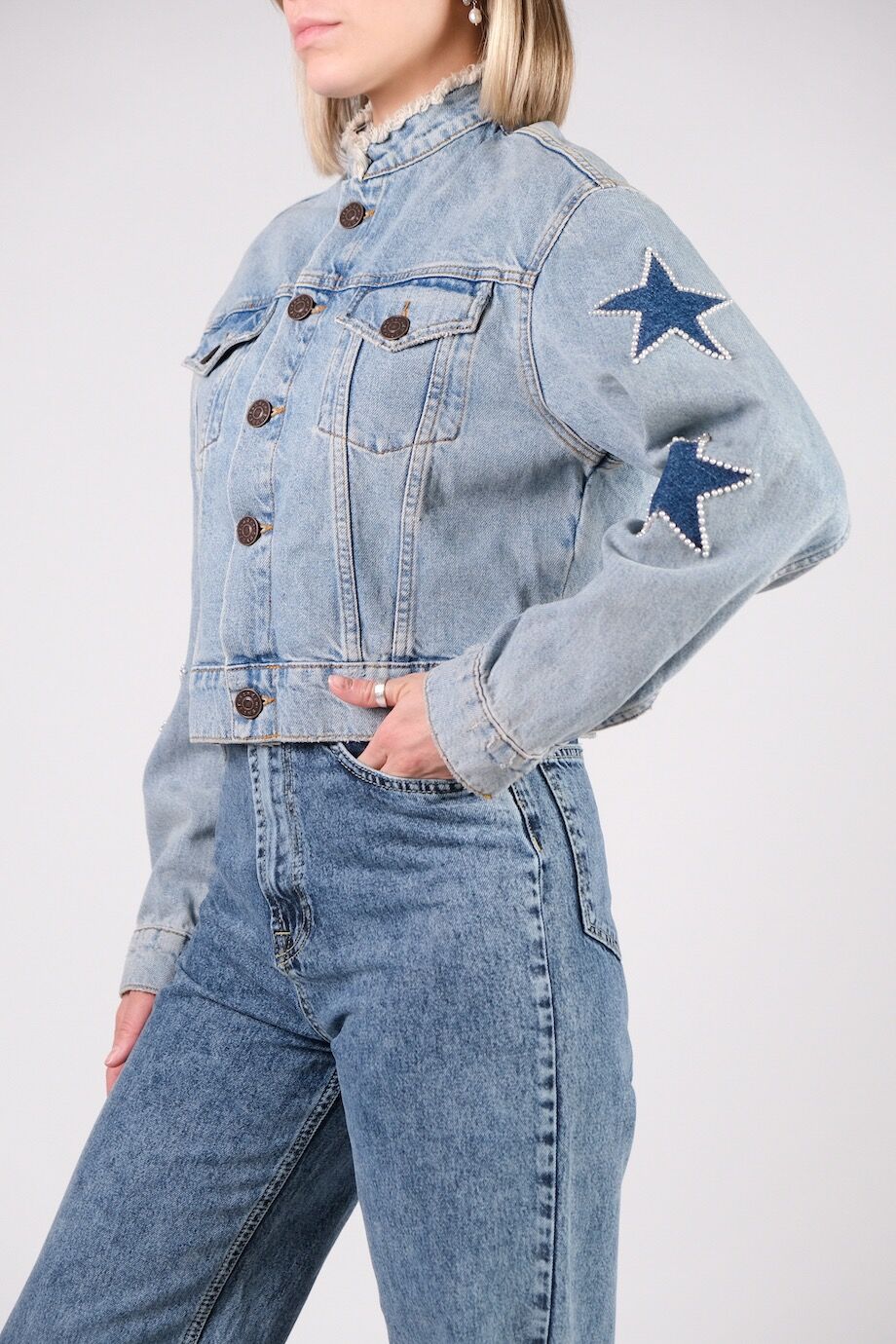 image 2 Джинсовая куртка голубого цвета со звездами на рукавах