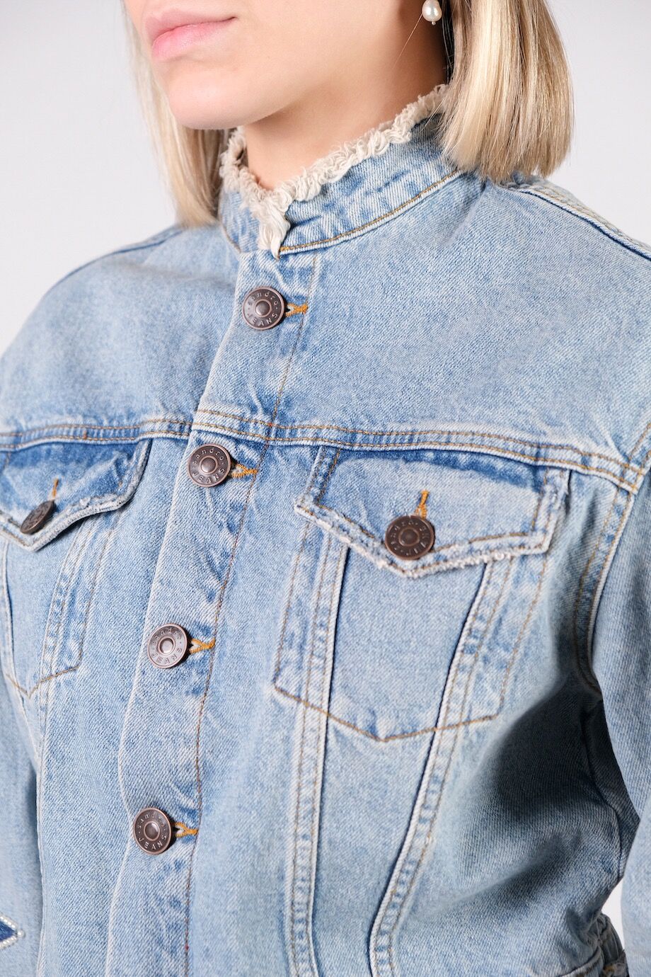 image 4 Джинсовая куртка голубого цвета со звездами на рукавах