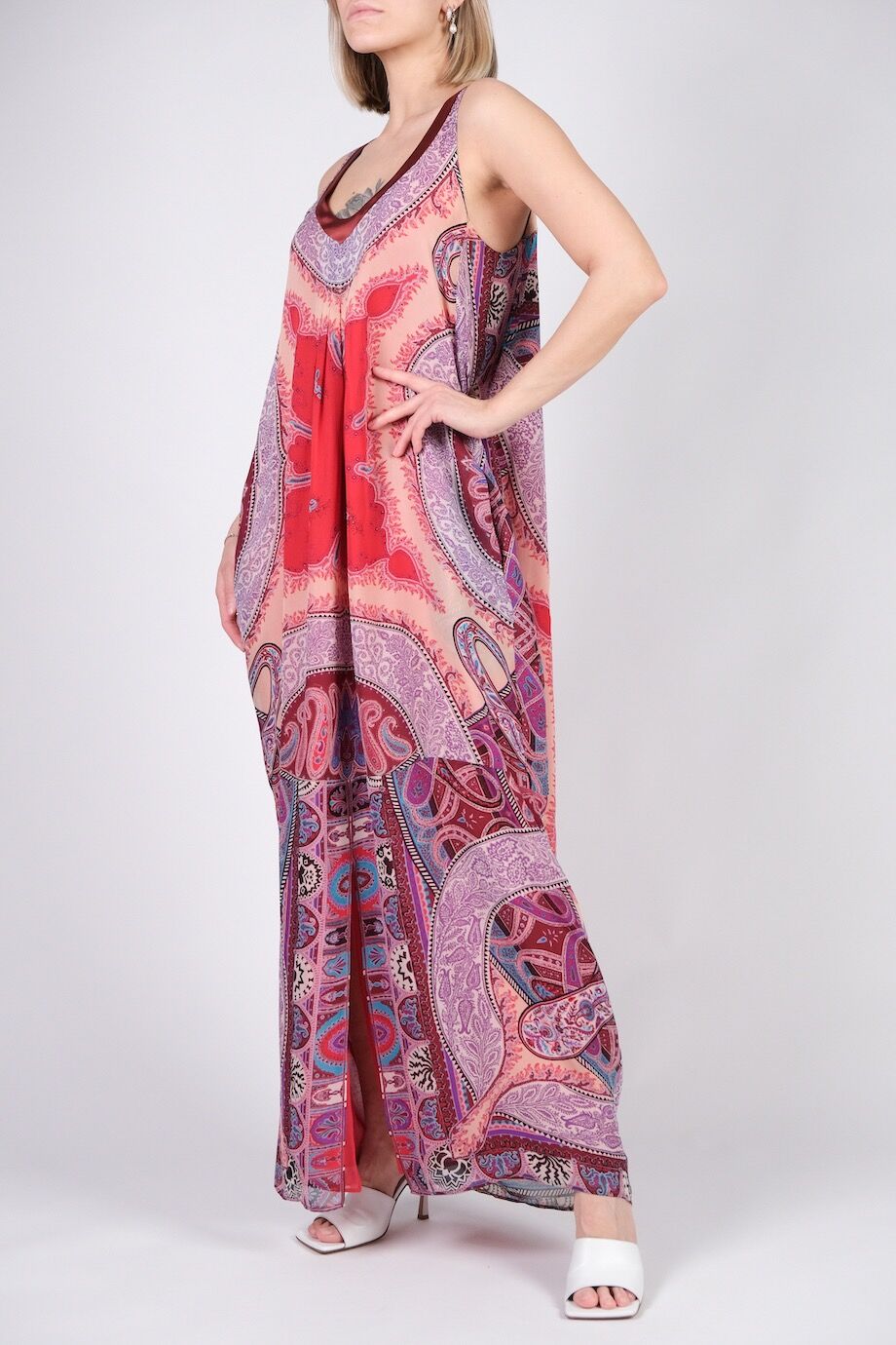 image 2 Шелковое платье на бретелях с ярким орнаментом
