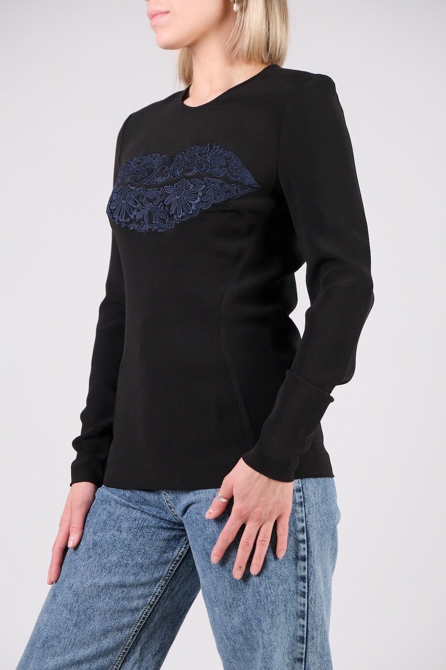 image 2 Блуза черного цвета с вышивкой на груди