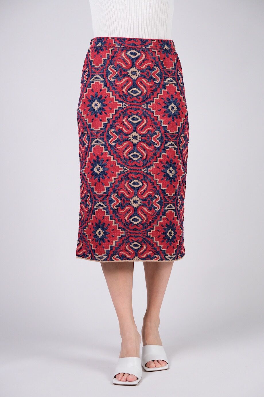 image 2 Трикотажная юбка красного цвета с синим орнаментом