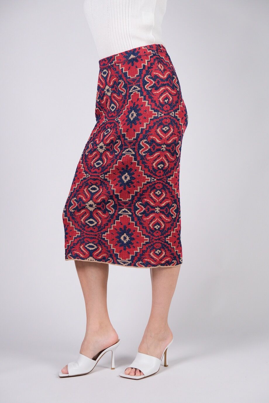 image 3 Трикотажная юбка красного цвета с синим орнаментом