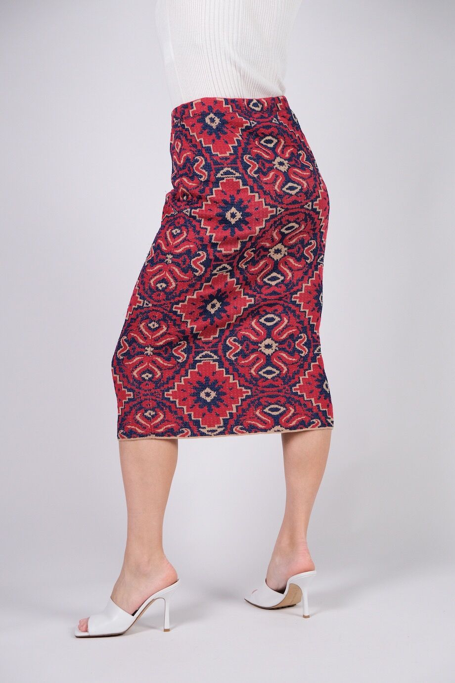 image 4 Трикотажная юбка красного цвета с синим орнаментом