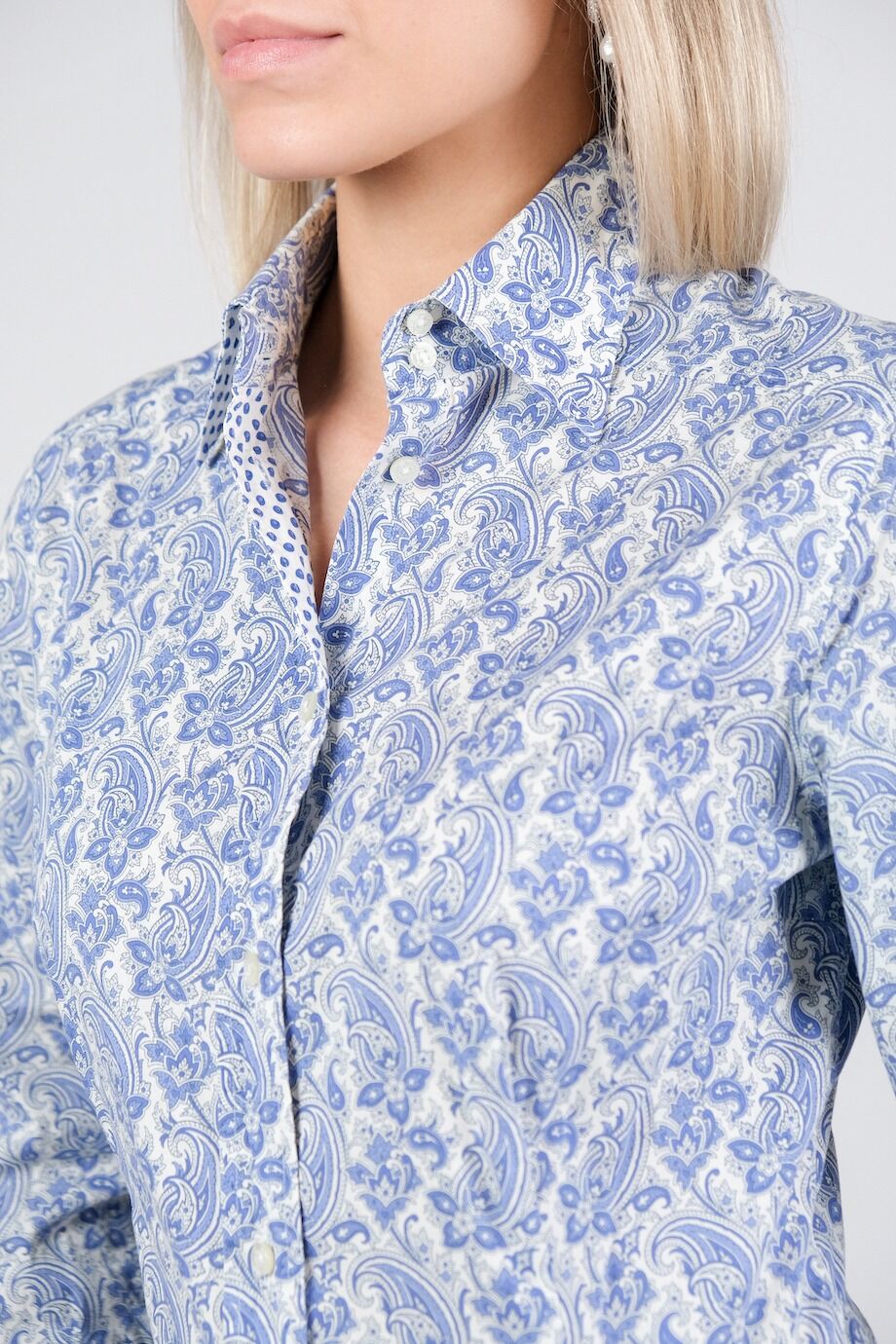 image 4 Рубашка белого цвета с голубым орнаментом