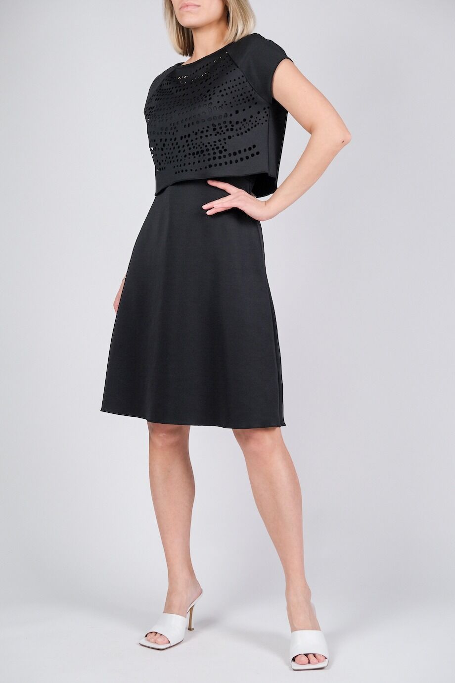 image 2 Платье черного цвета со съемным топом с перфорацией