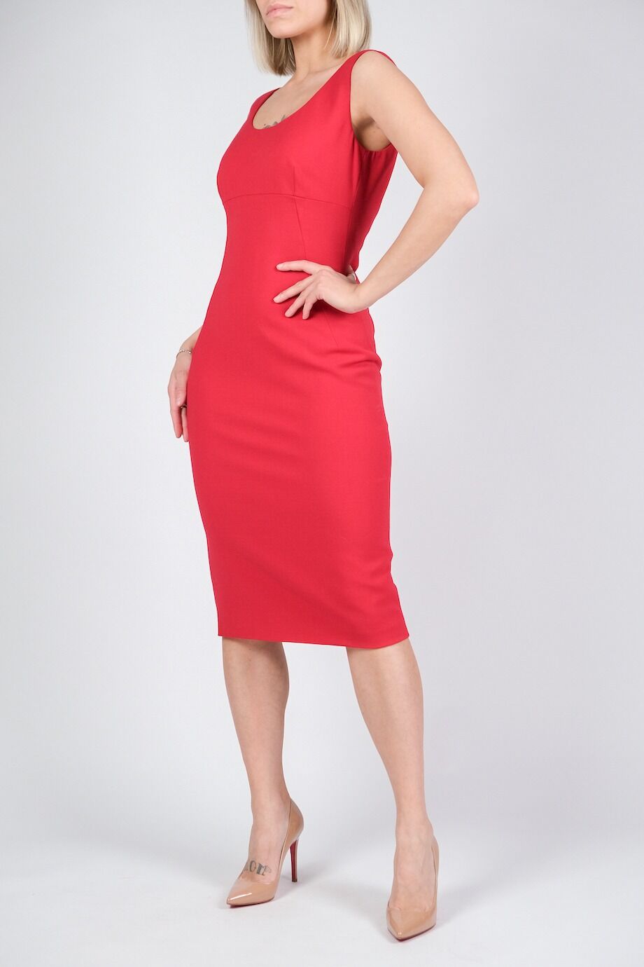image 2 Платье-футляр красного цвета без рукавов