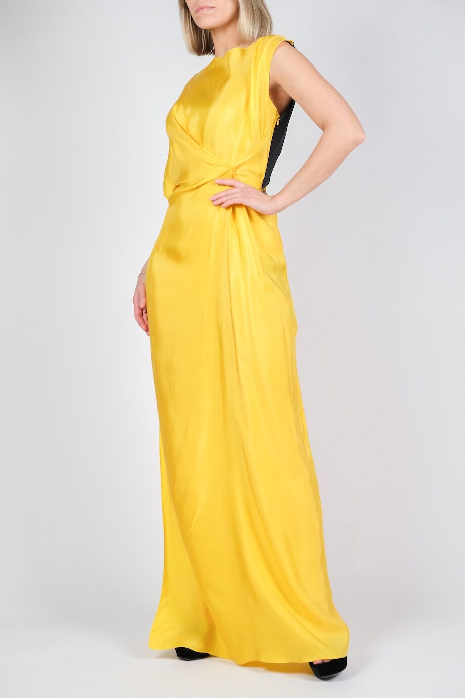 image 2 Платье в пол желтого цвета с черной спинкой