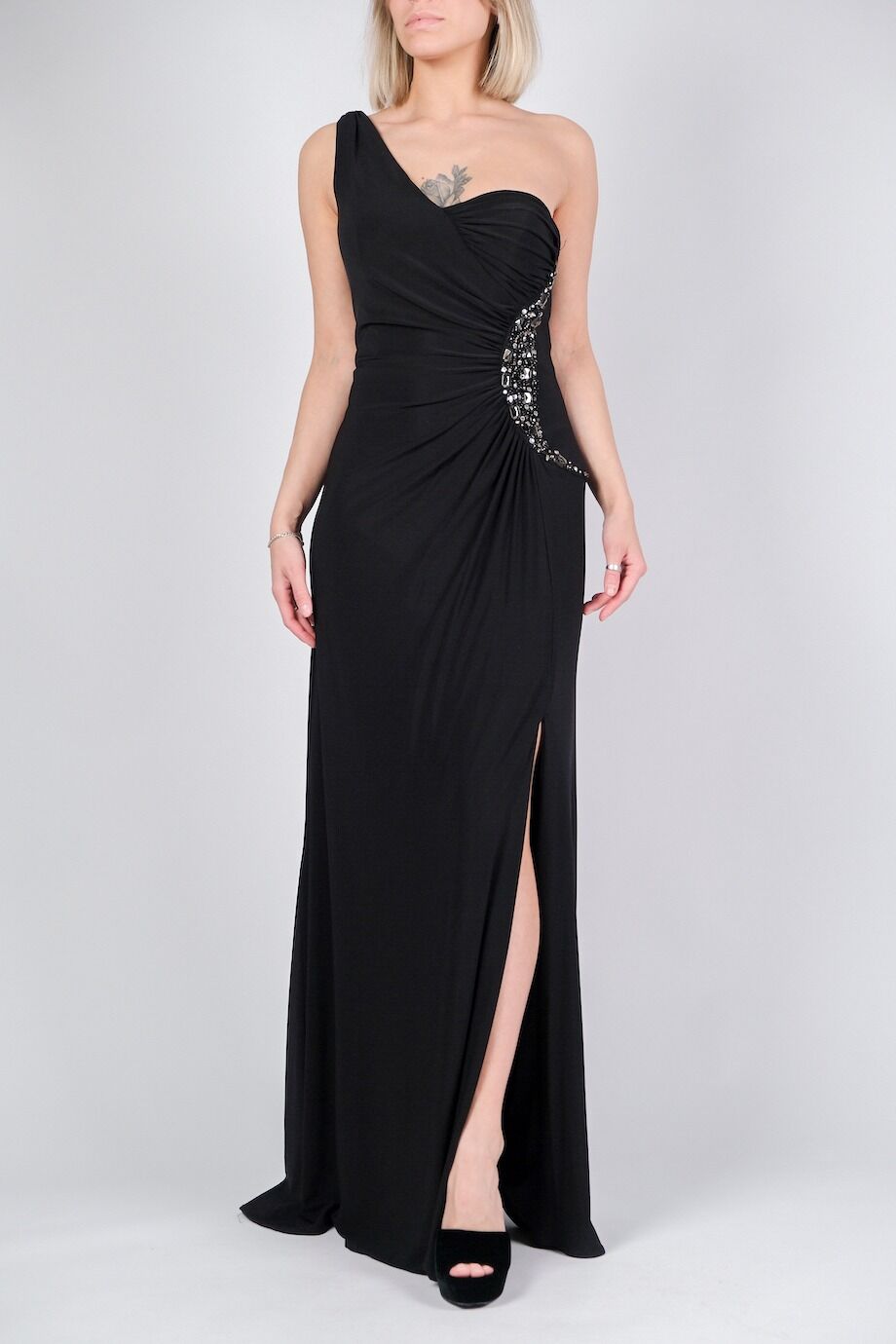 image 1 Платье в пол на одно плечо черного цвета с декором