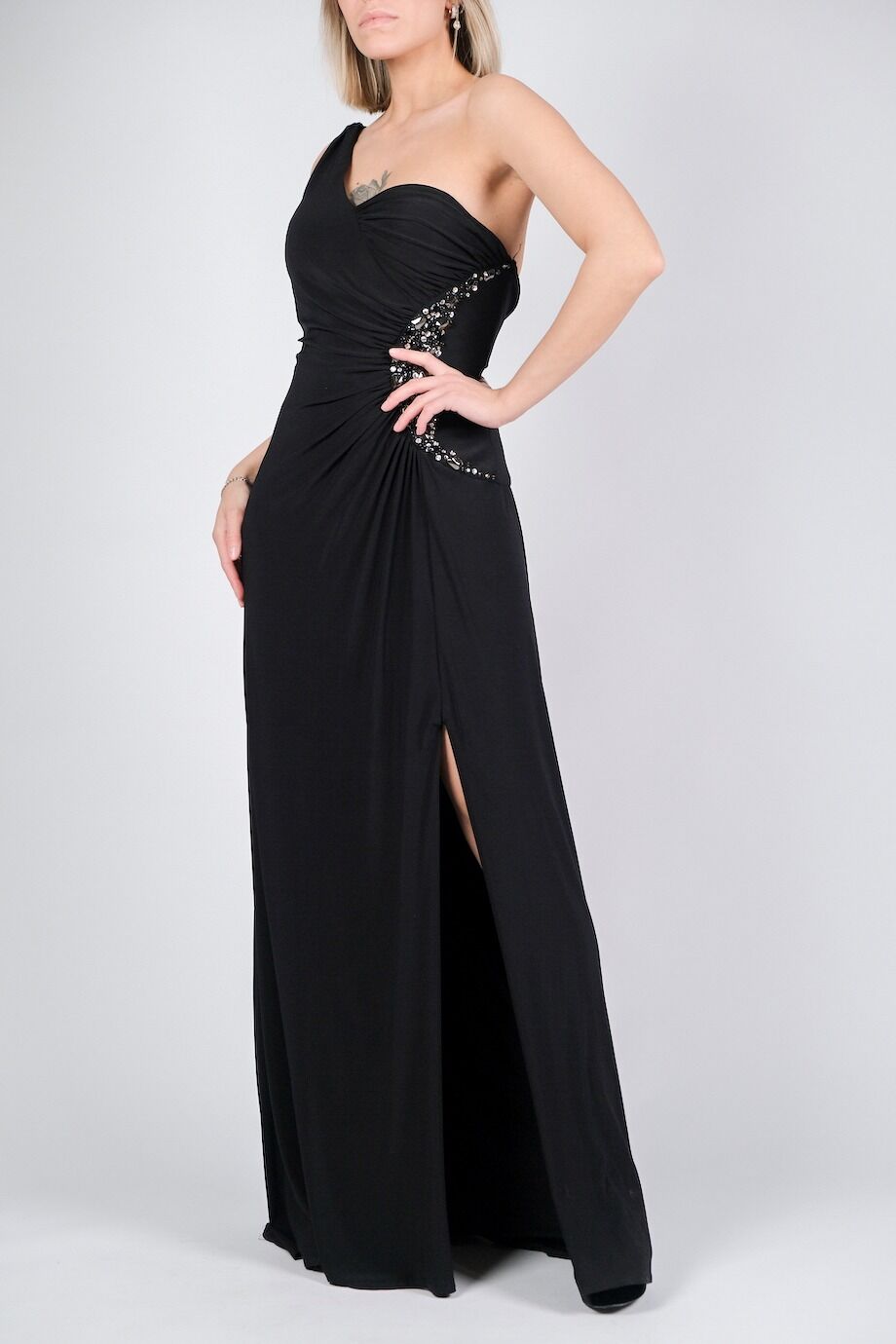 image 2 Платье в пол на одно плечо черного цвета с декором