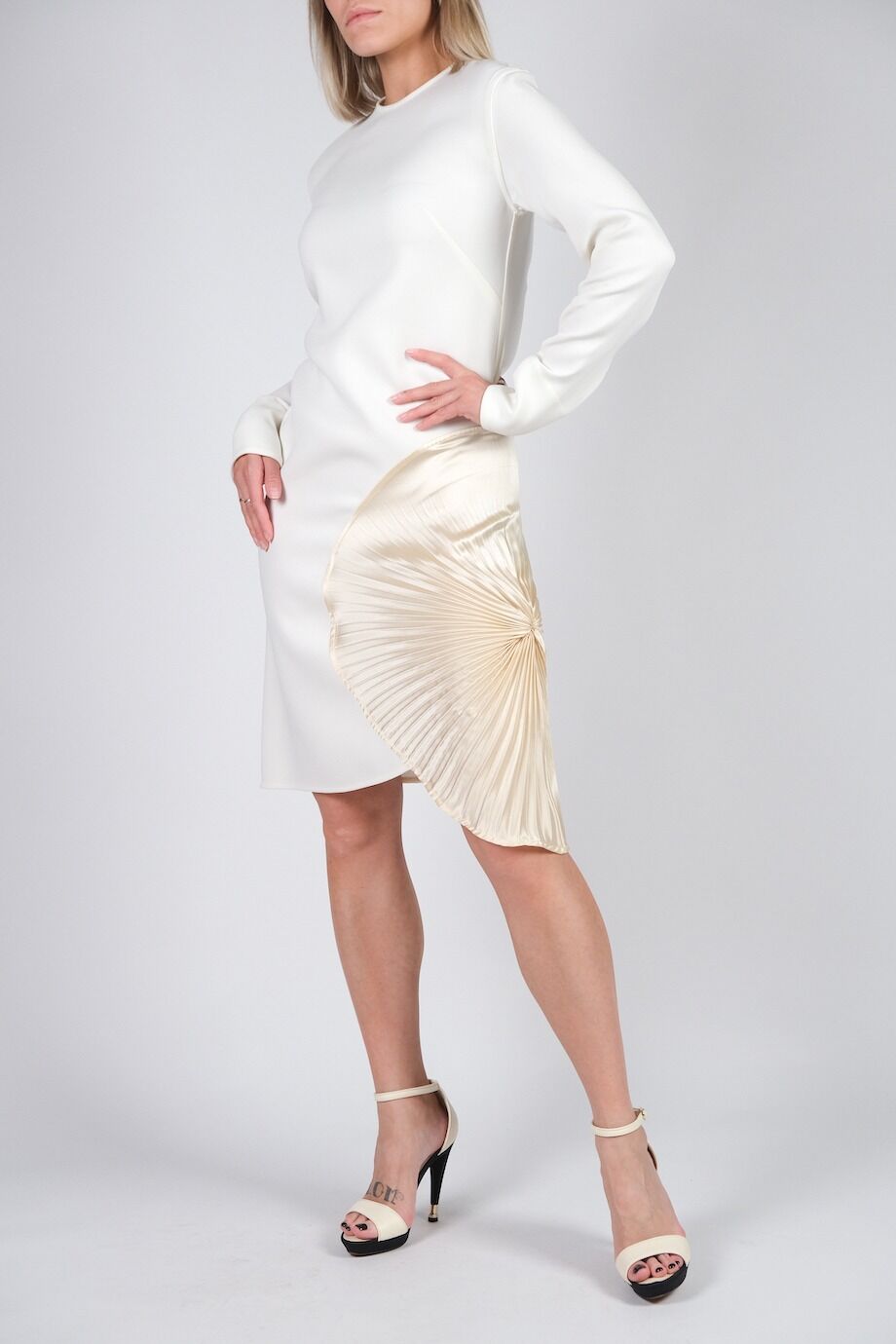 image 2 Платье белого цвета с вставкой из ткани плиссе