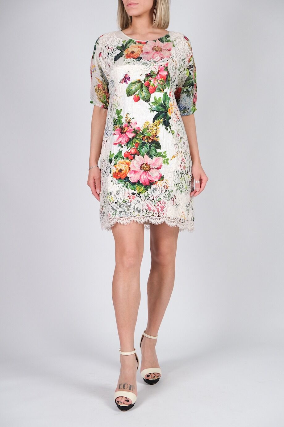 image 1 Платье белого цвета с кружевом и цветочным принтом