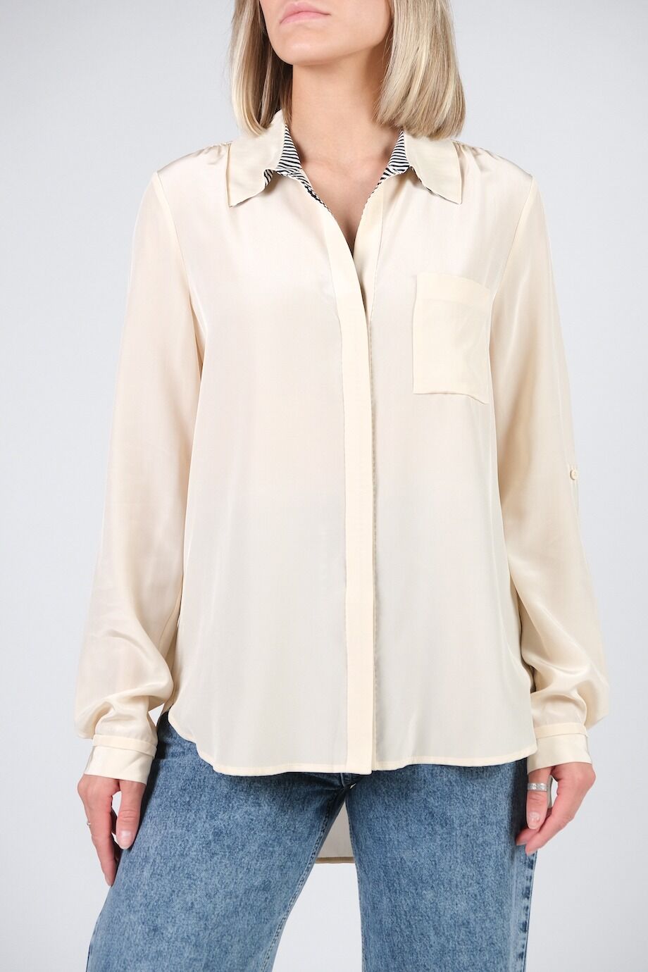 image 1 Шелковая блуза бежевого цвета