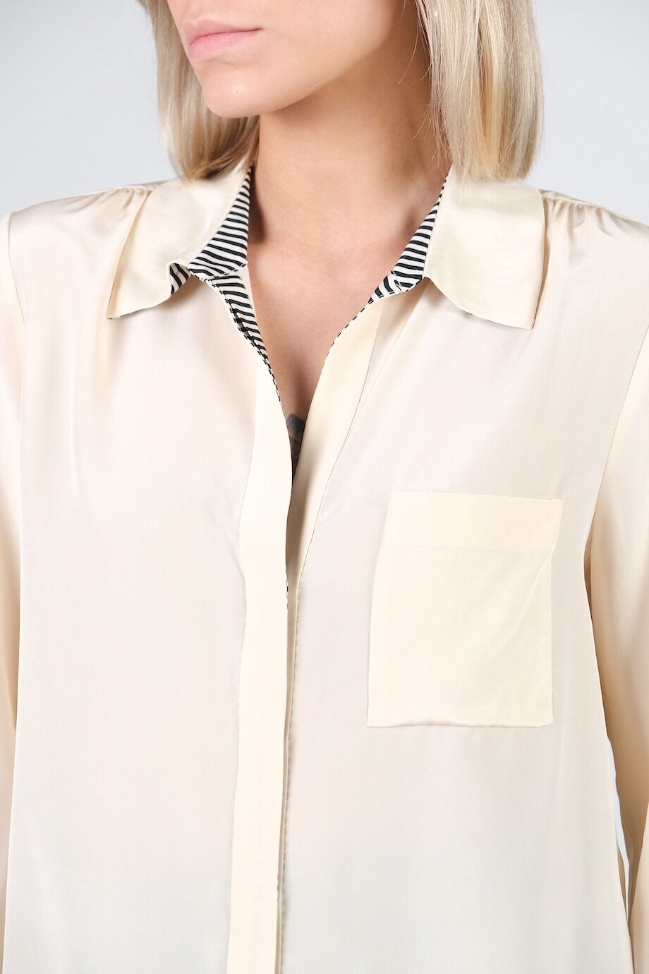 image 4 Шелковая блуза бежевого цвета