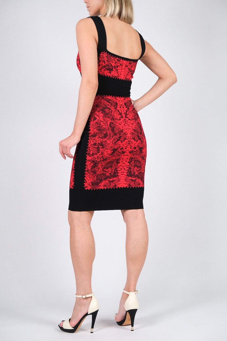 image 3 Трикотажное платье на бретелях с красным орнаментом