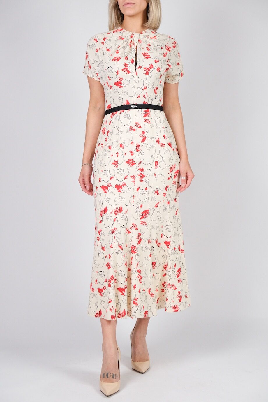 image 1 Платье молочного цвета с цветочным принтом и тонким поясом