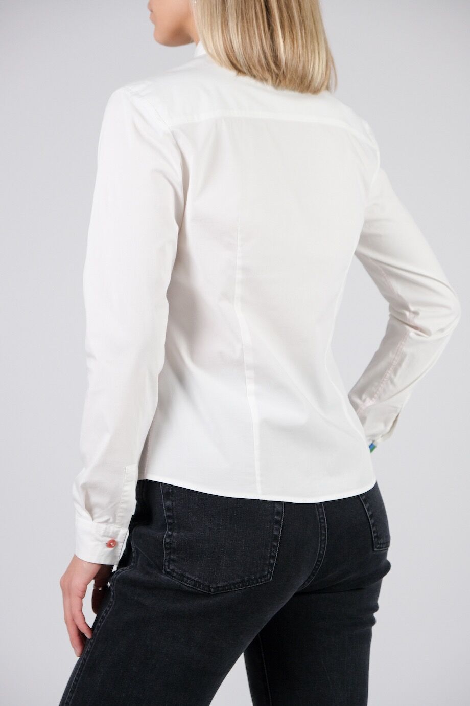 image 3 Рубашка белого цвета с разноцветными манжетами