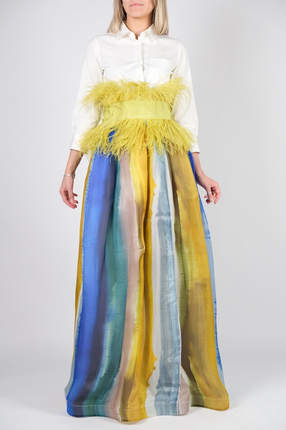 image 1 Комбинированное платье с поясом из перьев