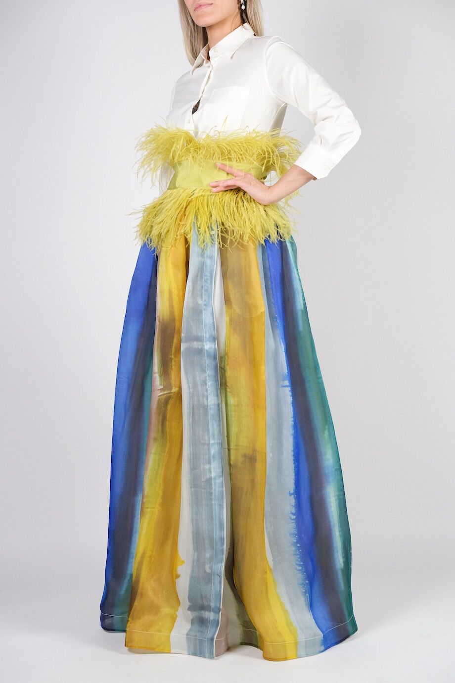 image 2 Комбинированное платье с поясом из перьев