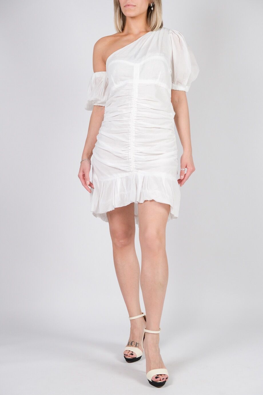 image 1 Асиметричное платье  белого цвета