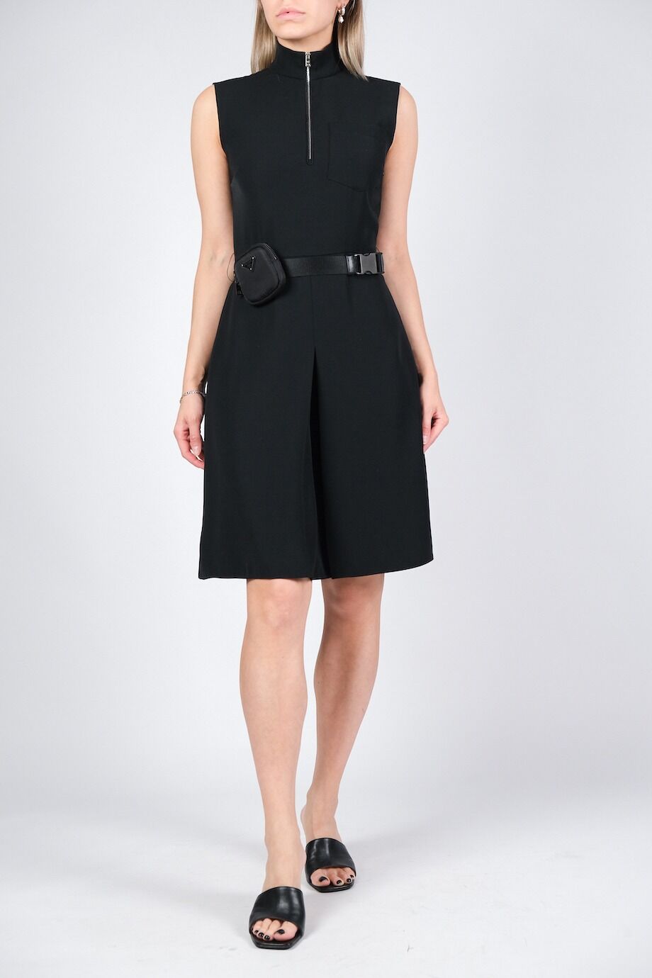 image 1 Платье черного цвета без рукавов с сумочкой на поясе