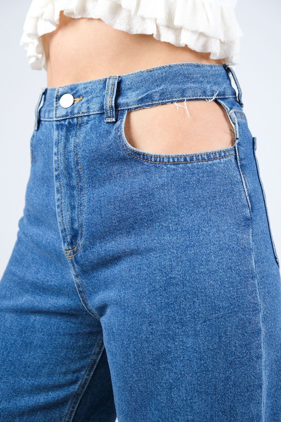 image 5 Джинсы широкого кроя синего цвета с вырезами на карманах