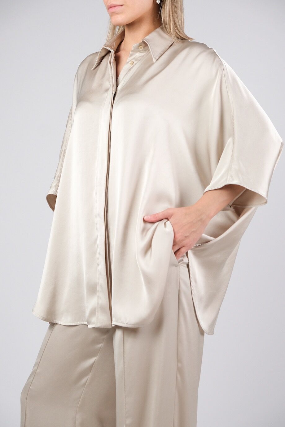 image 2 Блуза бежевого цвета свободного кроя