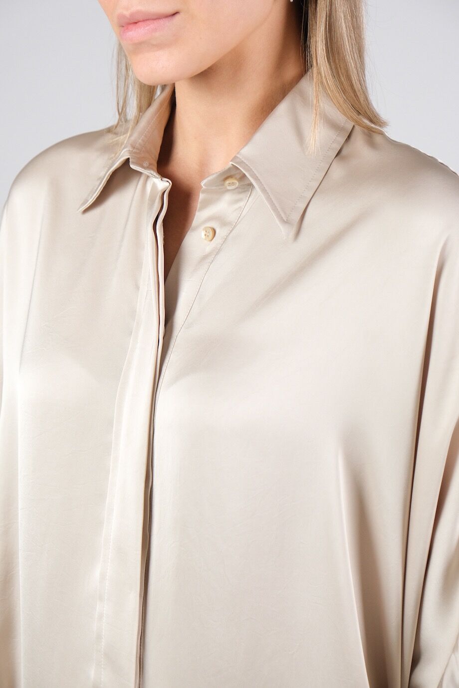 image 4 Блуза бежевого цвета свободного кроя